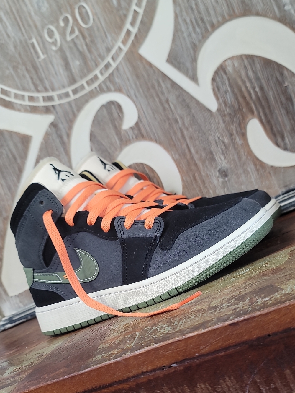 🔥Nike Air Jordan 1 Mid SE 'Craft' "Anthracite/Light Olive" Wmns 7.5 Like New